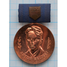 Медаль Артура Беккера, Высшая награда Союза свободной немецкой молодёжи, ВЛКСМ