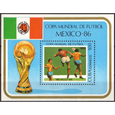 1985. Сувенирный лист Кубы. Copa mundial de futbol Mexico-86. 1 песо. 