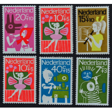 1964, ноябрь. Набор почтовых марок Нидерландов. Уход за детьми